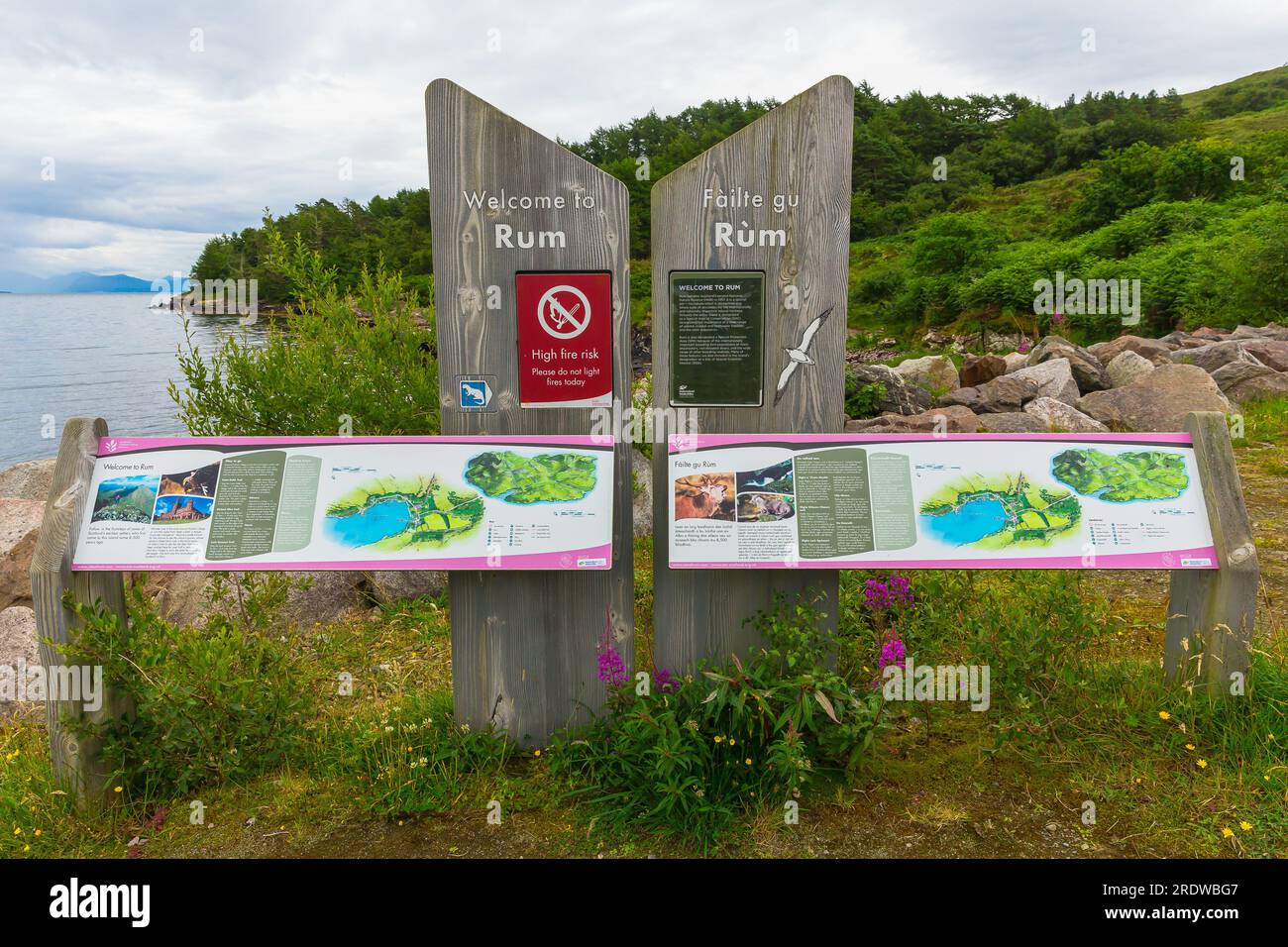 Isola di Rum, Ebridi interne, Scozia. 14 luglio 2023. Benvenuto al cartello informativo dell'Isola di Rum collocato presso il molo per i visitatori che arrivano con la IS Foto Stock