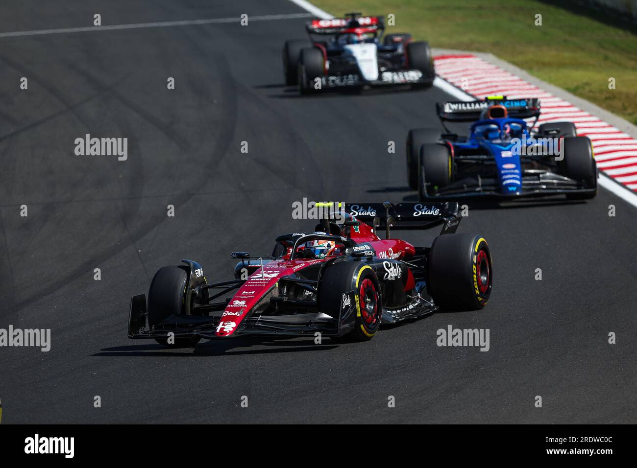 24 ZHOU Guanyu (chi), Alfa Romeo F1 Team Sposta C43, 02 SARGEANT Logan (usa), Williams Racing FW45, azione durante il Gran Premio d'Ungheria di Formula 1 Qatar Airways 2023, undicesimo round del Campionato Mondiale di Formula 1 2023 dal 21 al 23 luglio 2023 sull'Hungaroring, a Mogyorod, Ungheria Foto Stock