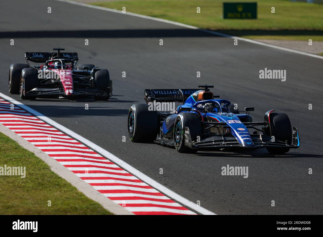 23 ALBON Alexander (tha), Williams Racing FW45, 77 BOTTAS Valtteri (fin), Alfa Romeo F1 Team Stake C43, azione durante il Gran Premio d'Ungheria di Formula 1 Qatar Airways 2023, undicesimo round del Campionato del mondo di Formula 1 2023 dal 21 al 23 luglio 2023 sull'Hungaroring, a Mogyorod, Ungheria Foto Stock