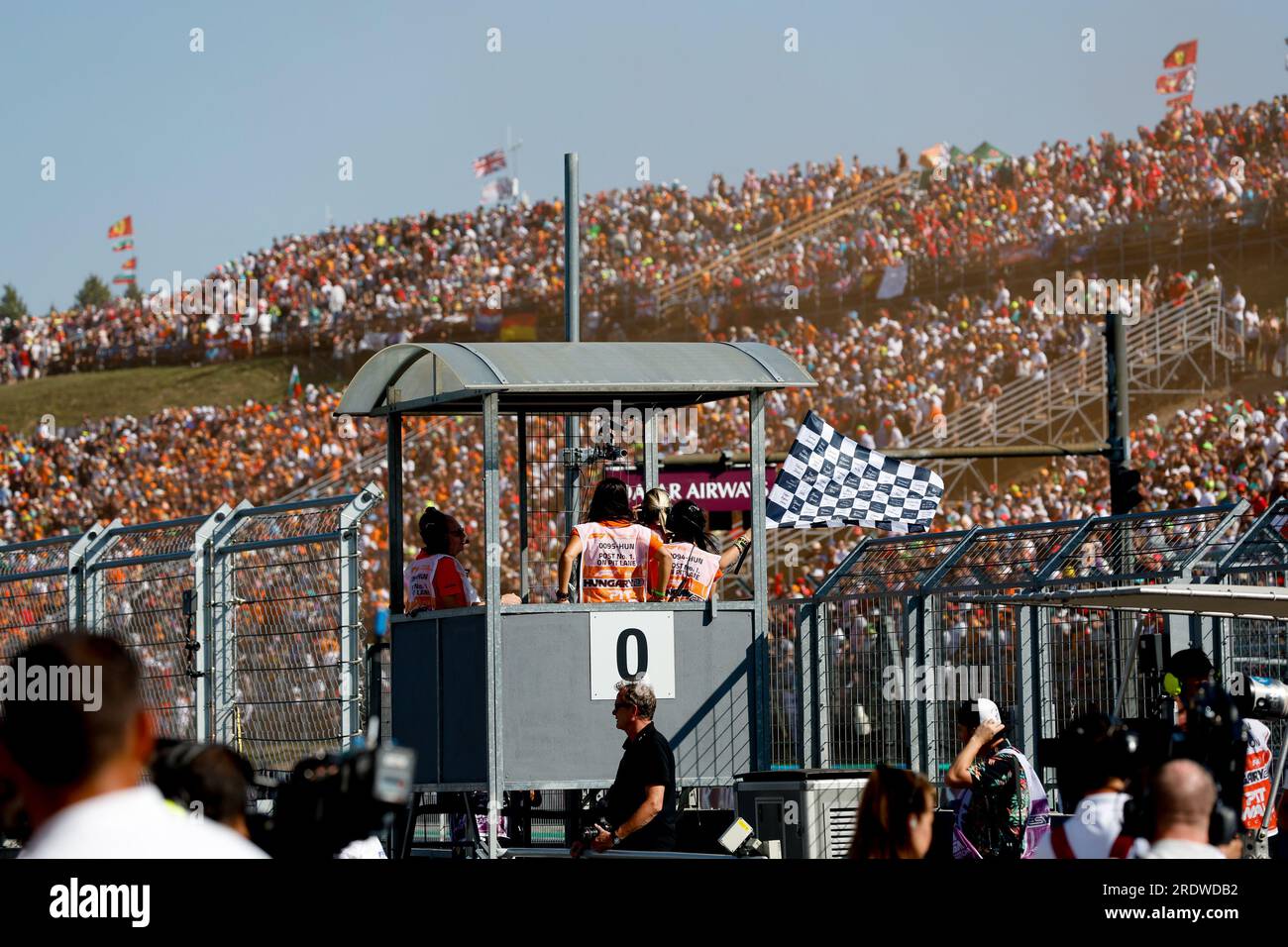 Marshalls sventolò la bandiera a scacchi durante il Gran Premio d'Ungheria di Formula 1 Qatar Airways 2023, undicesimo round del Campionato Mondiale di Formula 1 2023 dal 21 al 23 luglio 2023 sull'Hungaroring, a Mogyorod, Ungheria Foto Stock