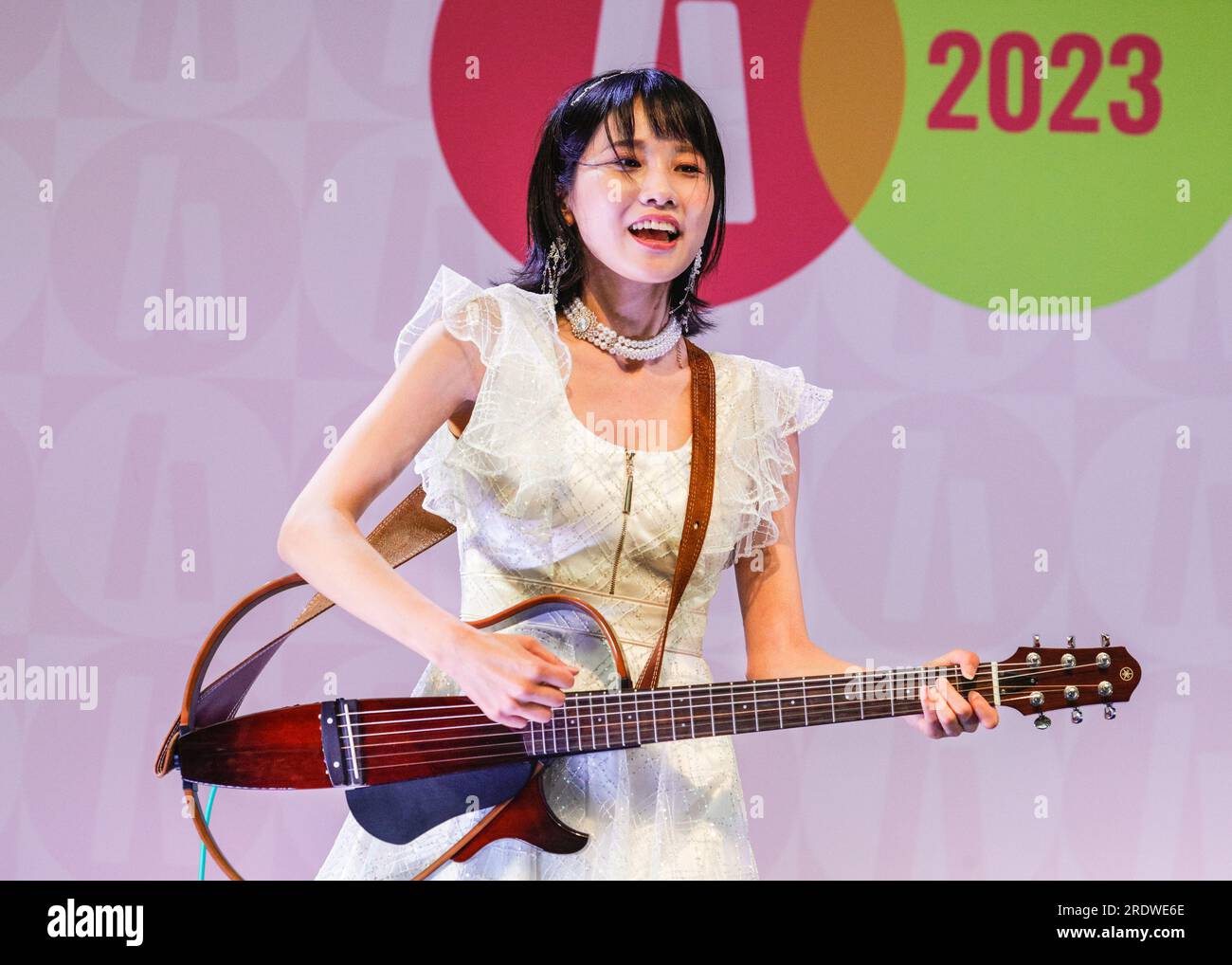 Londra, Regno Unito. 23 luglio 2023. MION, un premiato cantautore giapponese, si esibisce sul palco del festival. Hyper Japan Festival è il festival di Londra per tutto ciò che riguarda il giapponese, tra cui cosplay, anime, bancarelle, spettacoli e workshop, che si tiene all'Olympia London a Kensington, quest'anno dal 21 al 23 luglio Crediti: Imageplotter/Alamy Live News Foto Stock