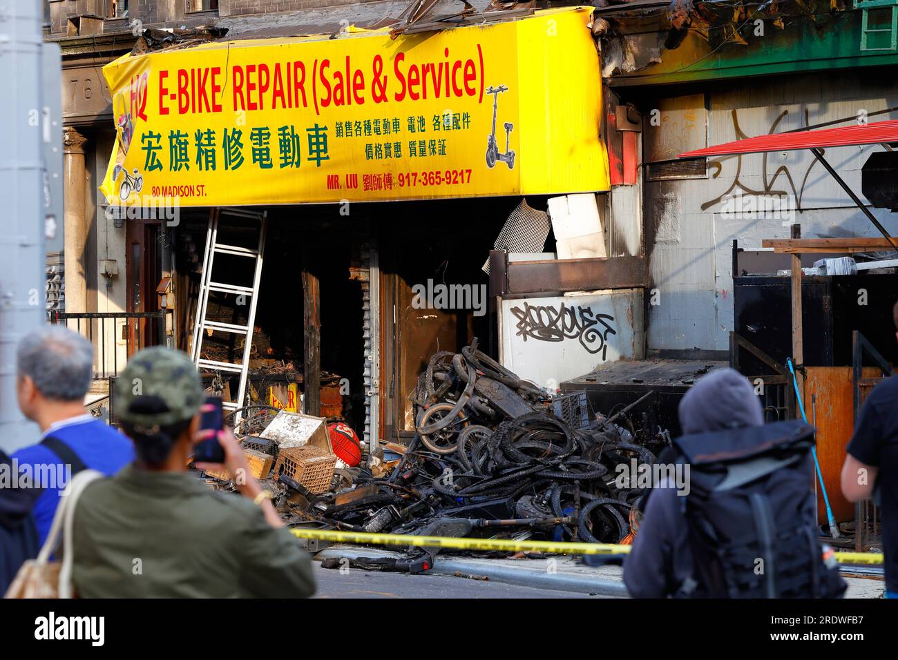 20 giugno 2023, New York. Dopo un incendio in un negozio di riparazione di biciclette elettriche al 80 di Madison St, New York nel Lower East Side/Chinatown di Manhattan. Foto Stock