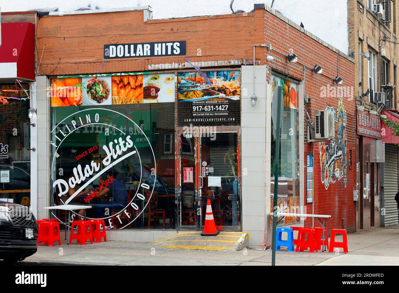 Dollar Hits, 39-04 64th St, Queens, New York foto di un ristorante di Street food filippino a Woodside, New York. Foto Stock