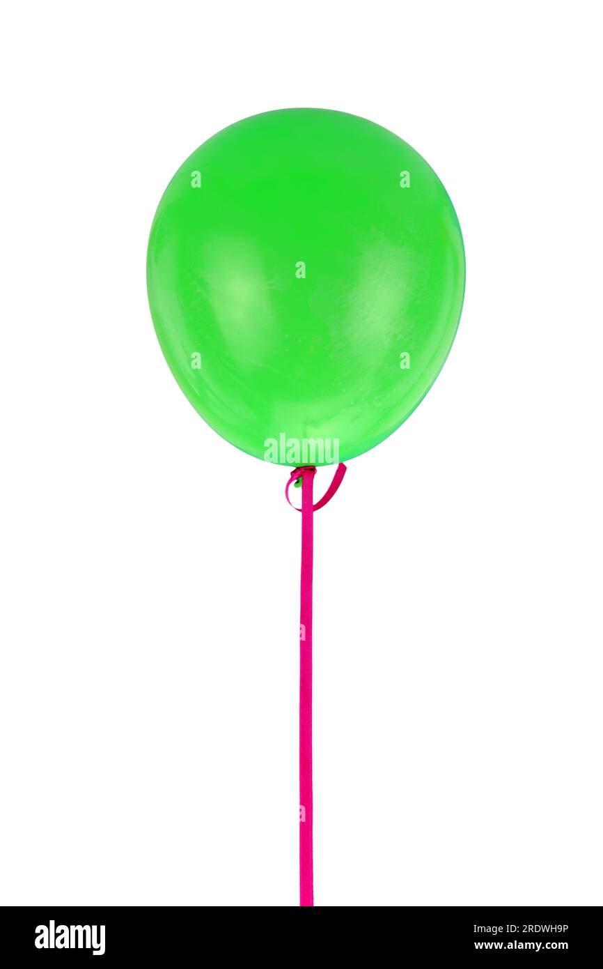 Palloncino verde e nastro che volano isolati su sfondo bianco, Foto Stock