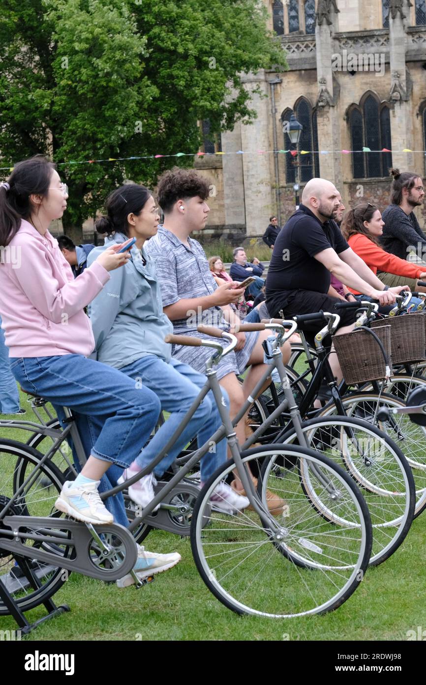 Bristol, Regno Unito. 23 luglio 2023. Bristol Cycle Cinema presenta i film su College Green Powered by Bicycles. La presentazione della domenica sera è The Truman Show di Peter Weir. Crediti: JMF News/Alamy Live News Foto Stock