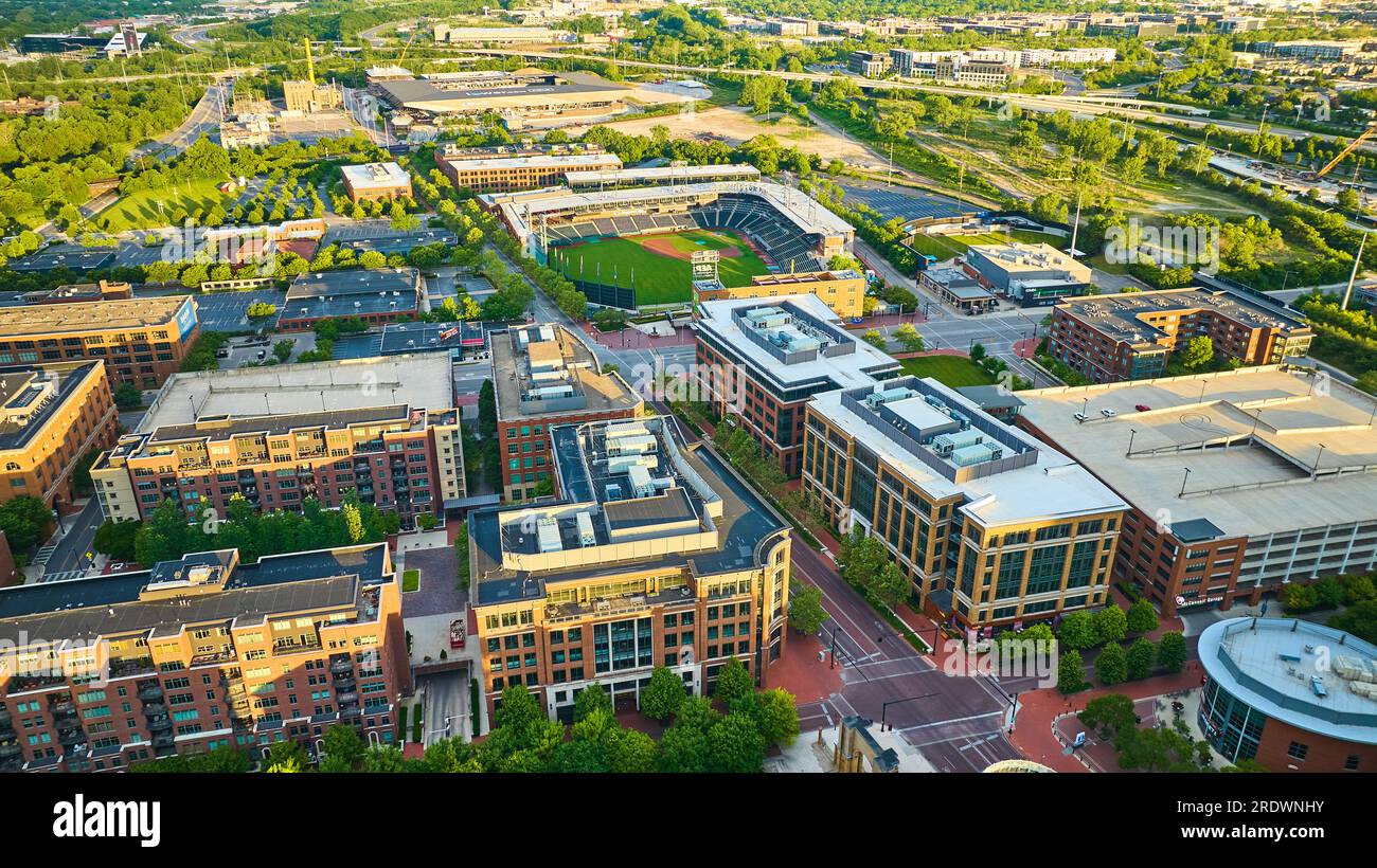 La luce dorata sul paesaggio e lo stadio dei Columbus Clippers in aereo sopra l'Ohio Foto Stock