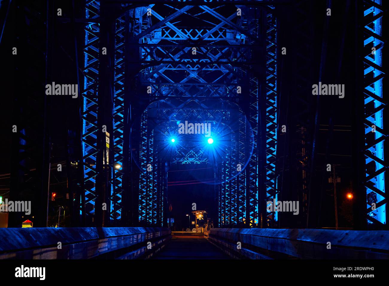 Ponte a piedi di notte vecchio ponte ferroviario a capriata con luci blu al neon Mount Vernon Ohio Foto Stock