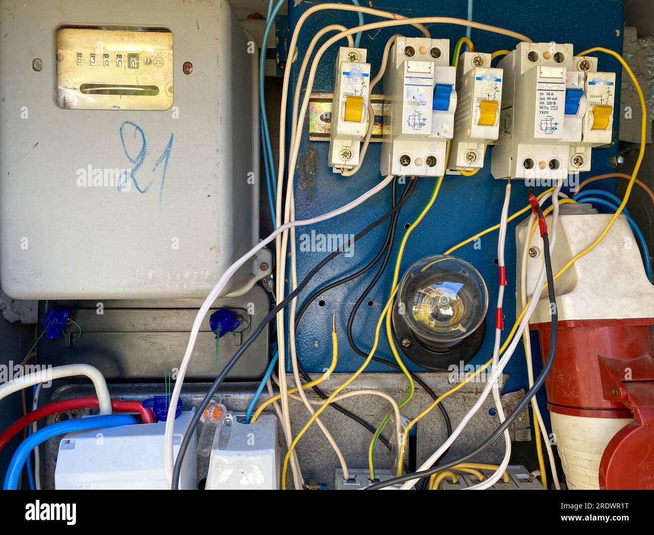 Armadio di controllo elettrico fatto in casa per dispositivi elettronici a casa con interruttori automatici e contatori in una scatola di ferro. Foto Stock