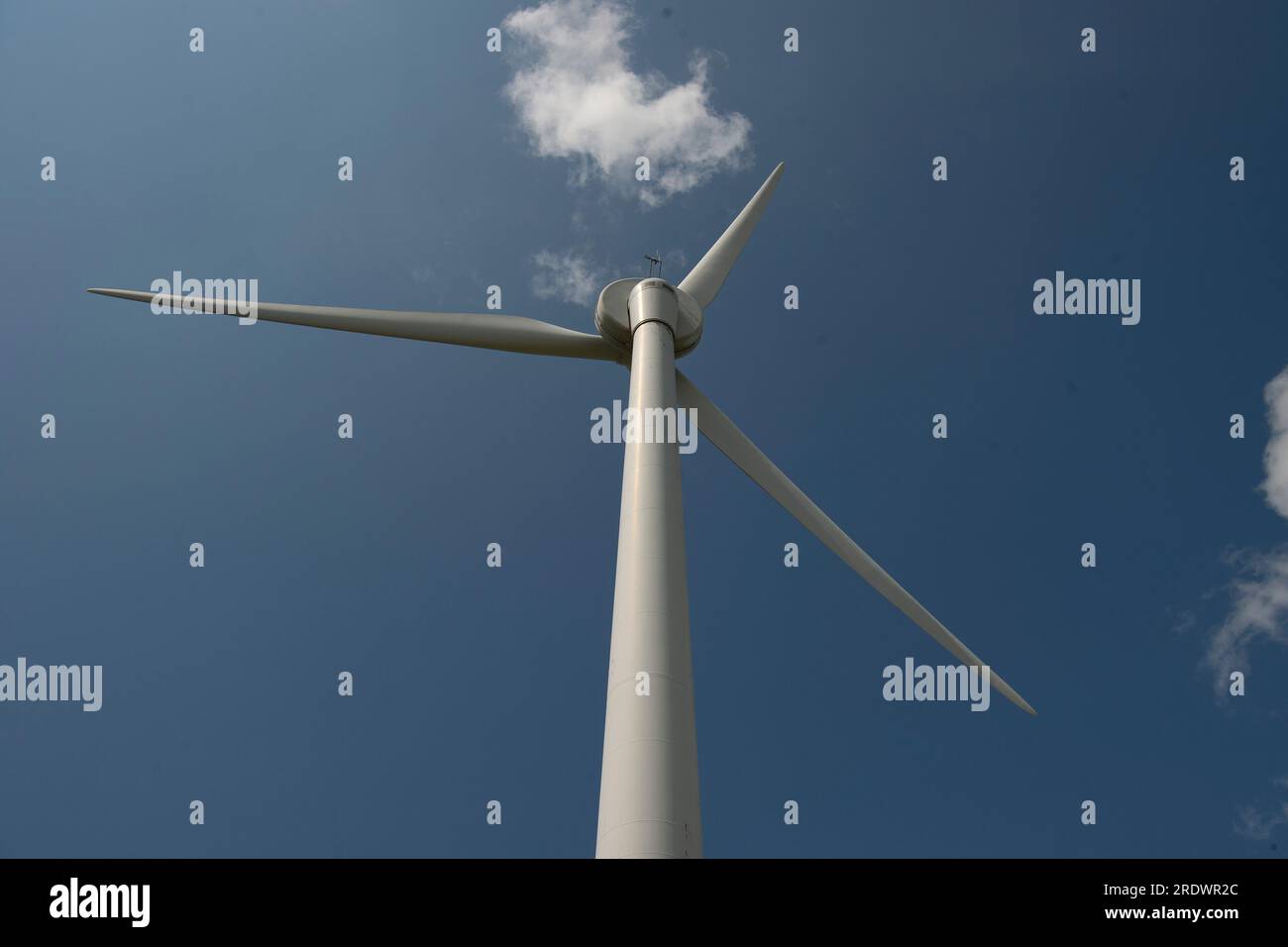 Turbina eolica con cielo blu Foto Stock