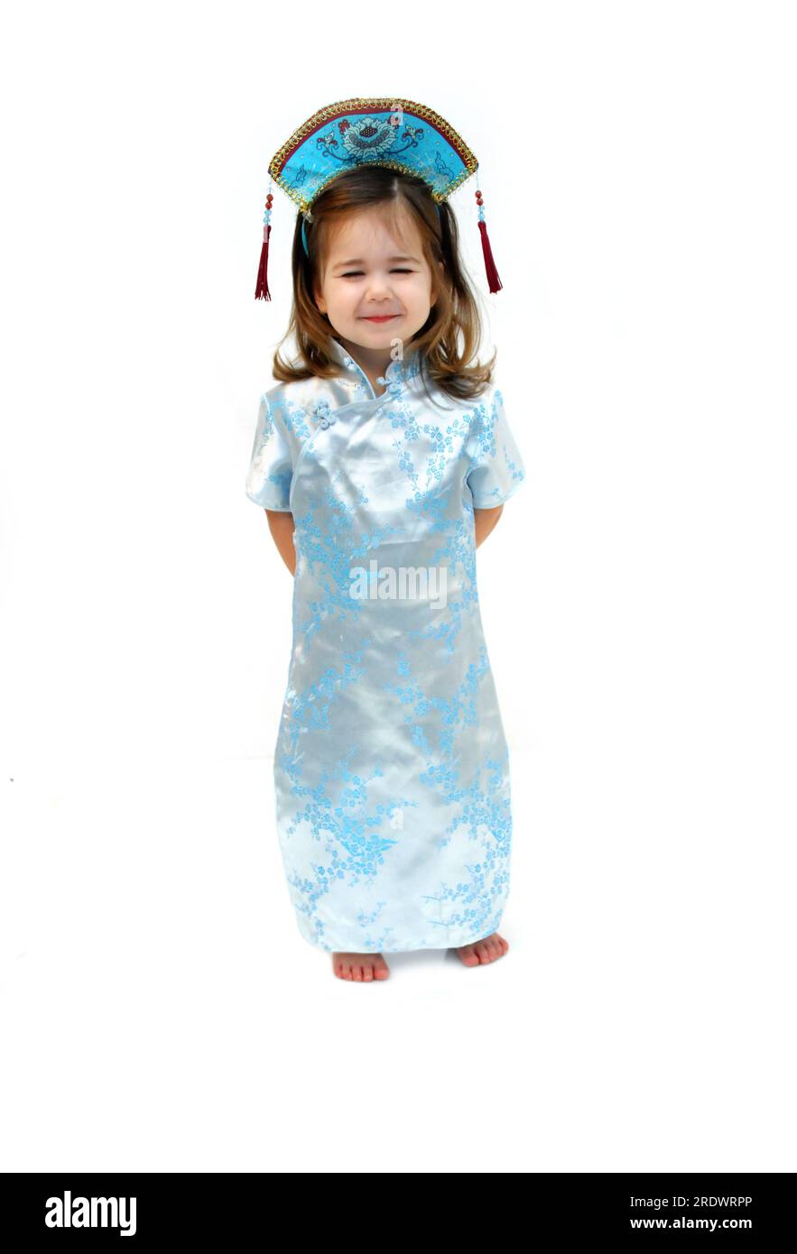 Bambina, che indossa un abito e un berretto in seta in stile kimono, che mostra come sarebbe una bambina orientale. Foto Stock