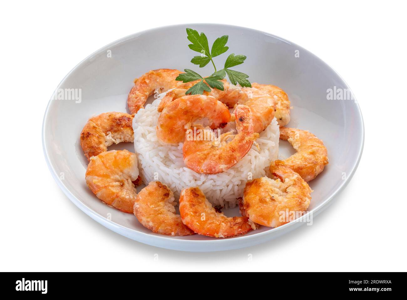 Gamberetti fritti con riso in piatto bianco con foglie di prezzemolo, isolati su bianco con percorso di ritaglio incluso Foto Stock