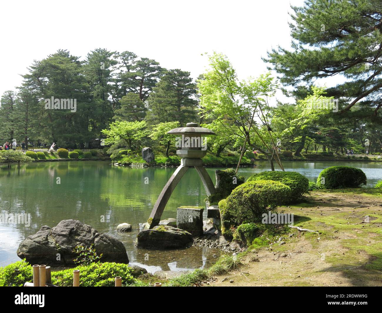 "Giardino di sei qualità", Kenrokuen è uno dei tre giardini più importanti del Giappone e la lanterna in pietra a due zampe sul bordo del lago è un'immagine iconica. Foto Stock