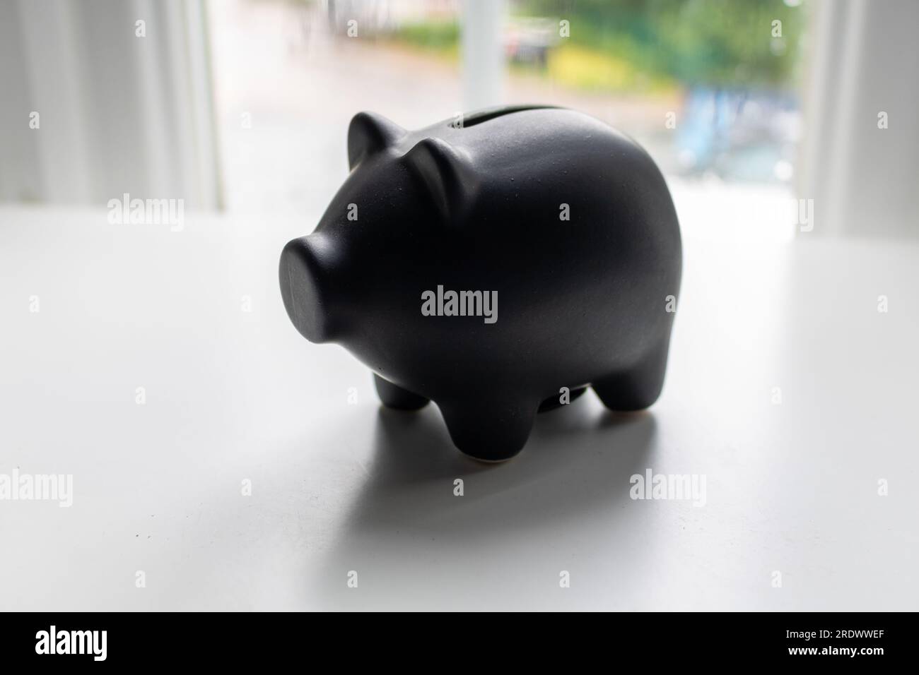 Salvadanaio in ceramica nera. Penny Bank. Foto Stock