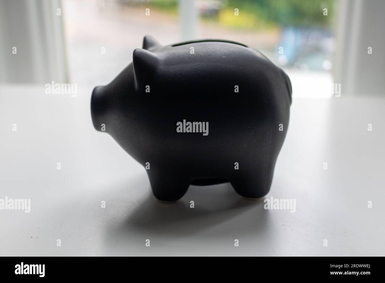 Salvadanaio in ceramica nera. Penny Bank. Foto Stock