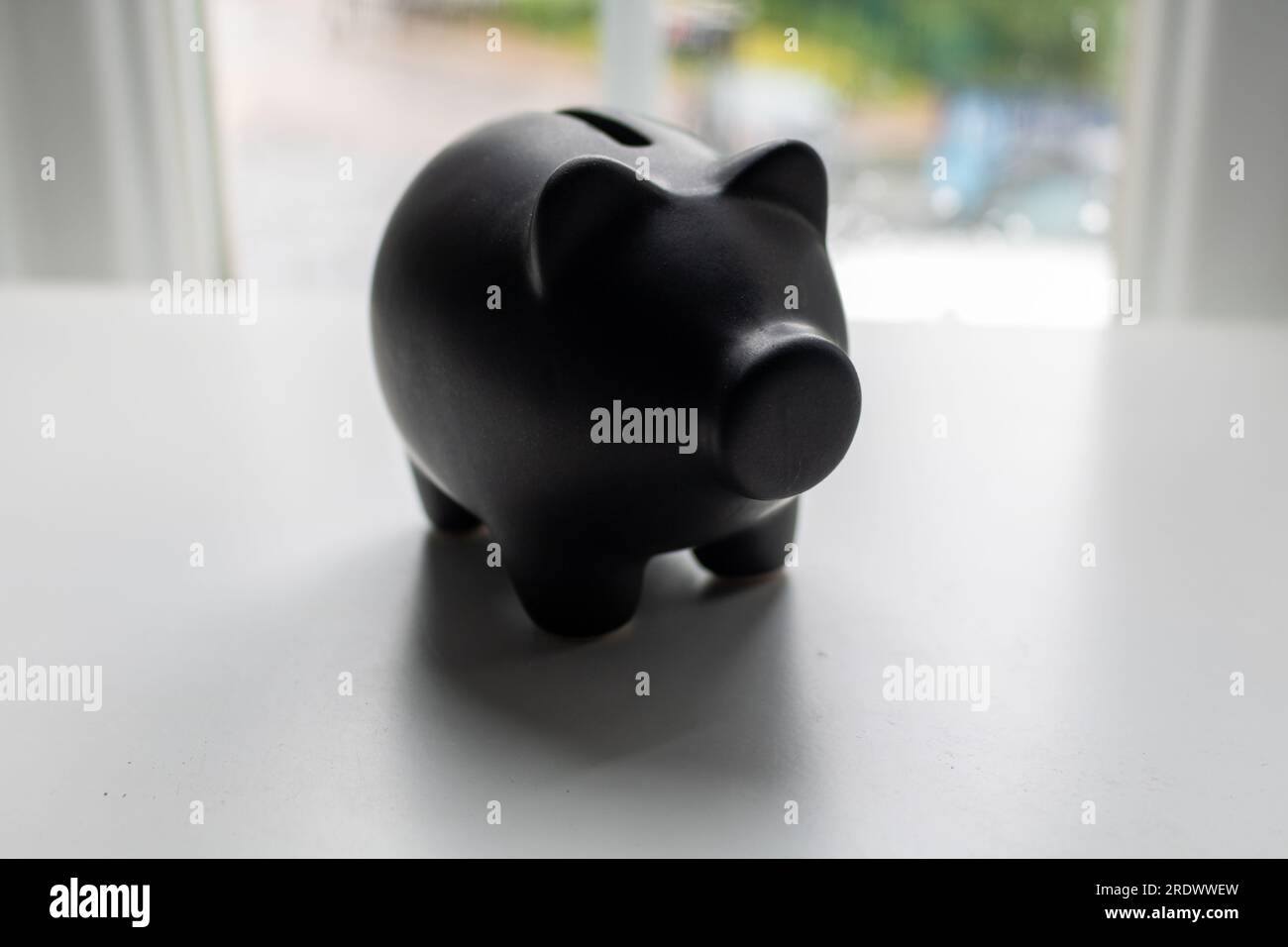 Salvadanaio in ceramica nera. Penny Bank. Foto Stock