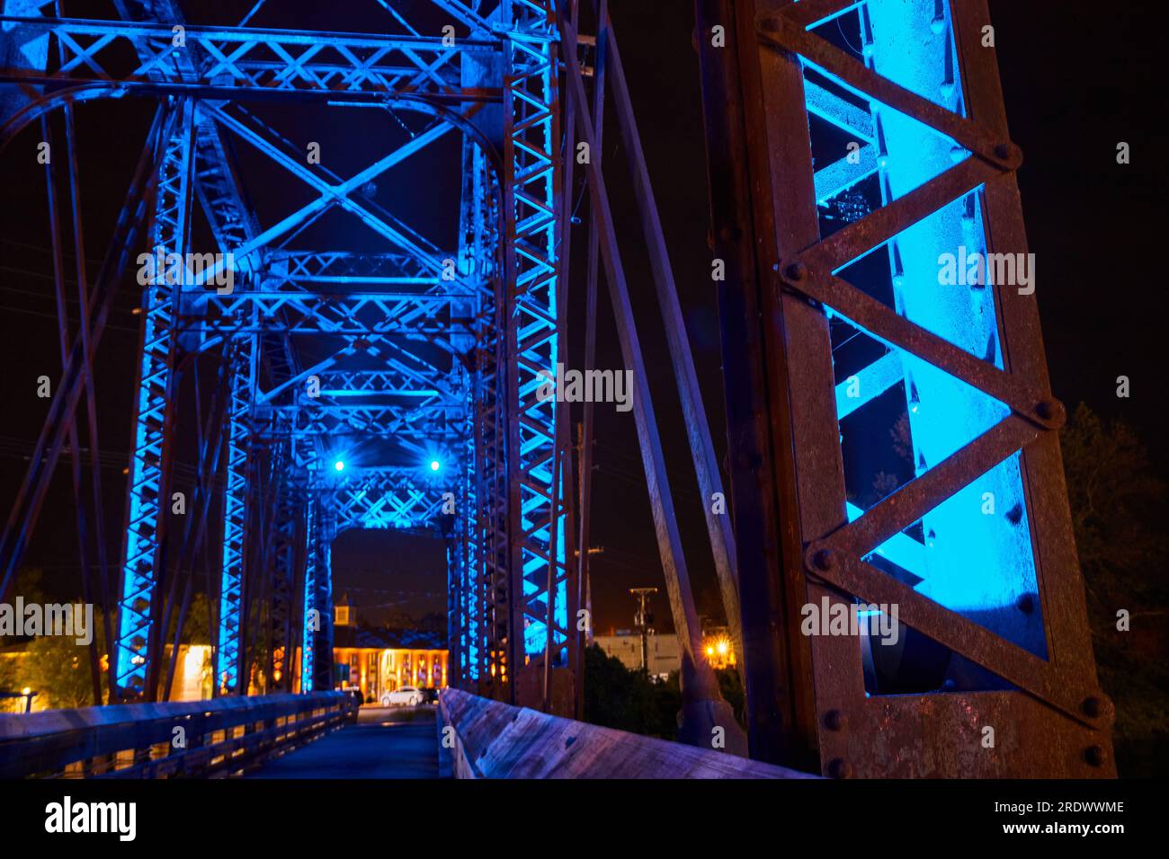 Primo piano della luce interna del ponte blu neon a capriata di notte a Mount Vernon, Ohio Foto Stock