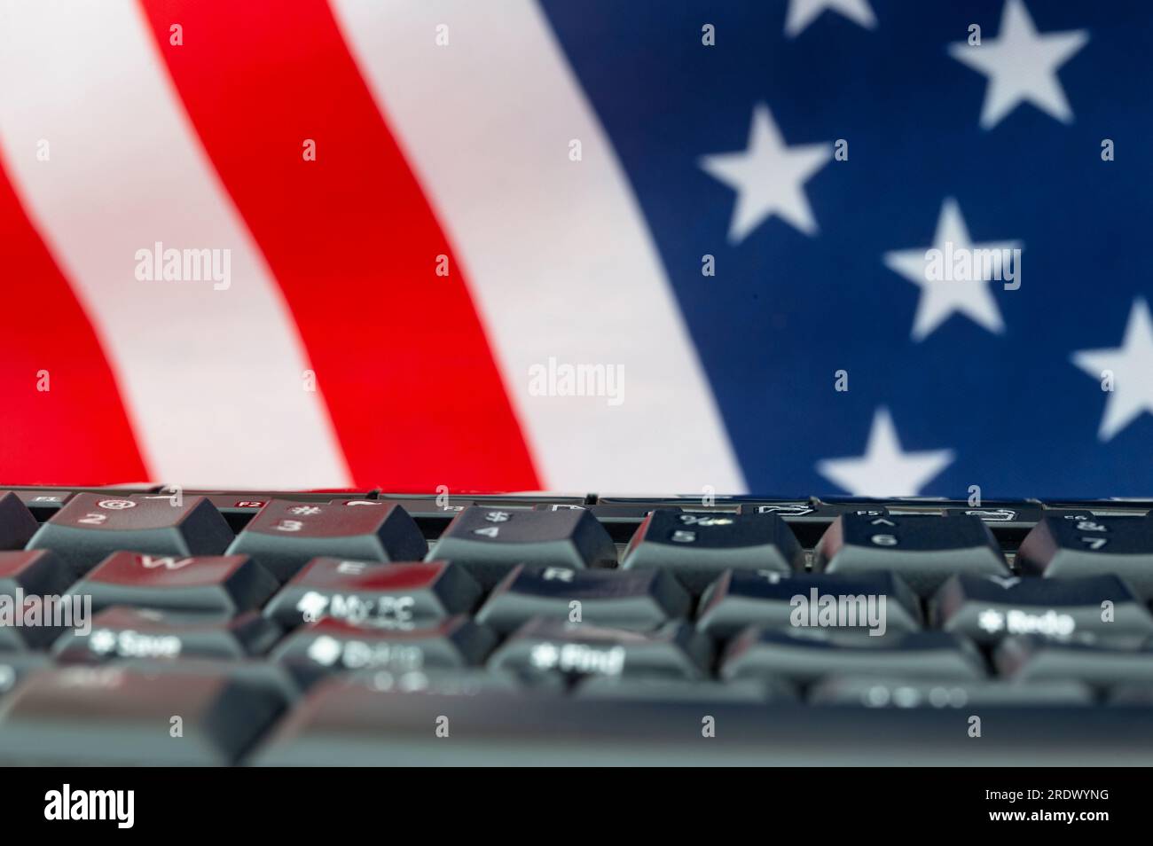 Tecnologia americana, business ed elettronica in un'immagine concettuale simbolizzata da tastiera e bandiera in vista ravvicinata Foto Stock