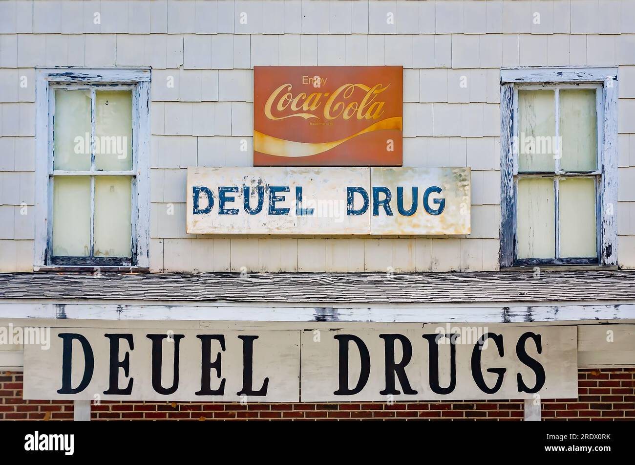 Un cartello d'epoca della Coca-Cola è appeso sopra la porta della Deuel Drugs, il 27 giugno 2023, a Mobile, Alabama. La farmacia indipendente è stata fondata nel 1981. Foto Stock