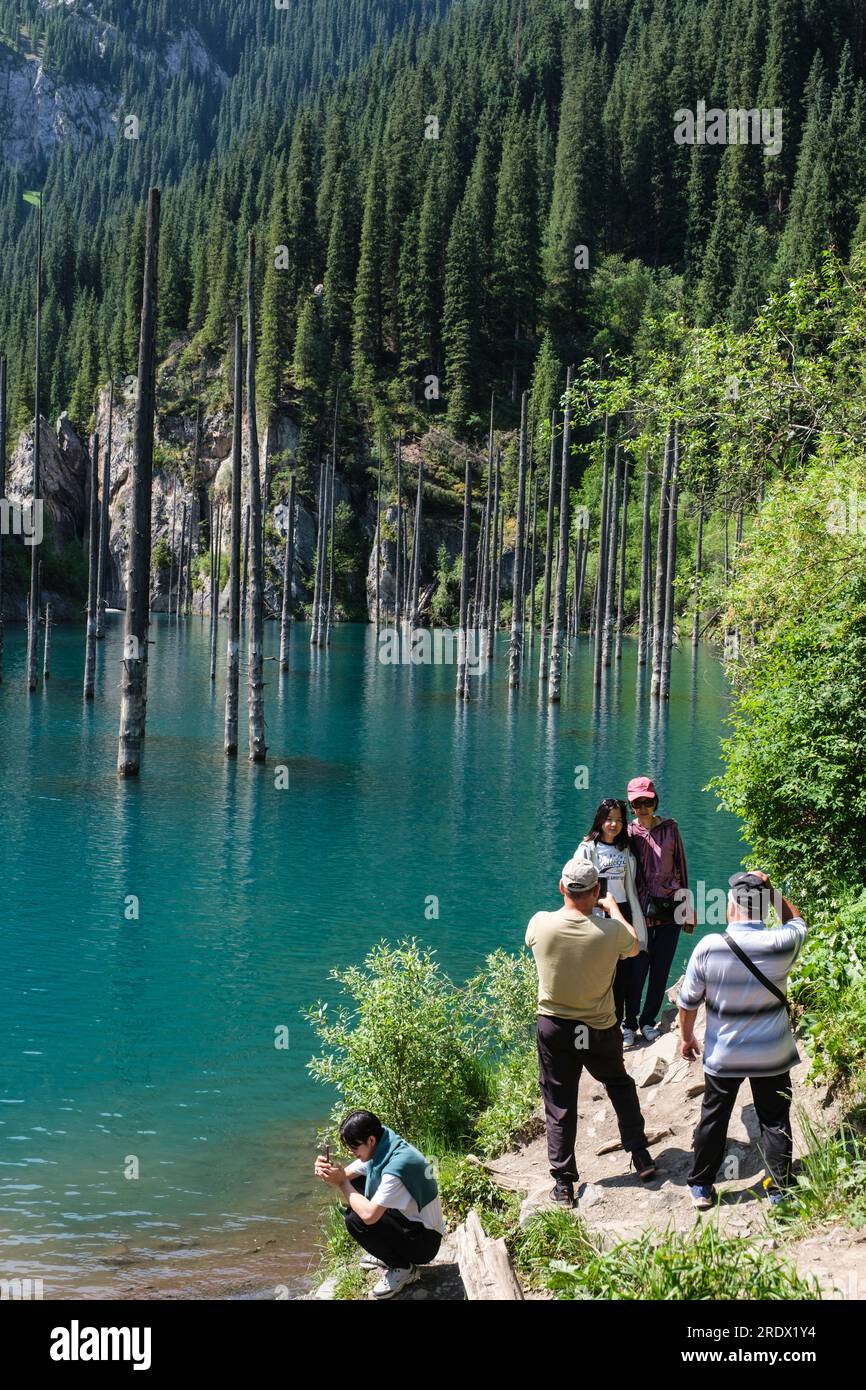 Kazakistan, Parco Nazionale dei Laghi di Kolsay. Kaindy Lake. I visitatori si mettono in posa per scattare foto al lago. Foto Stock