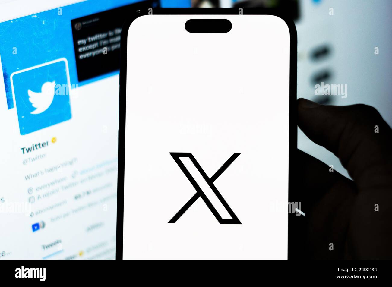 Telefono cellulare con il nuovo logo X per twitter Foto Stock