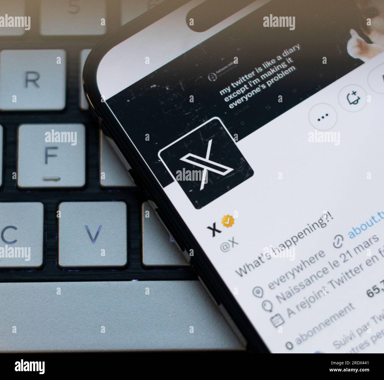 Telefono cellulare con il nuovo logo X per twitter Foto Stock