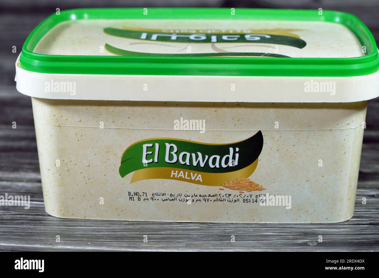 Cairo, Egitto, 18 luglio 2023: El Bawadi Halva tradizionale tahini halva o Halawa Tahiniya, gli ingredienti primari di questa confettura sono (tahini Foto Stock