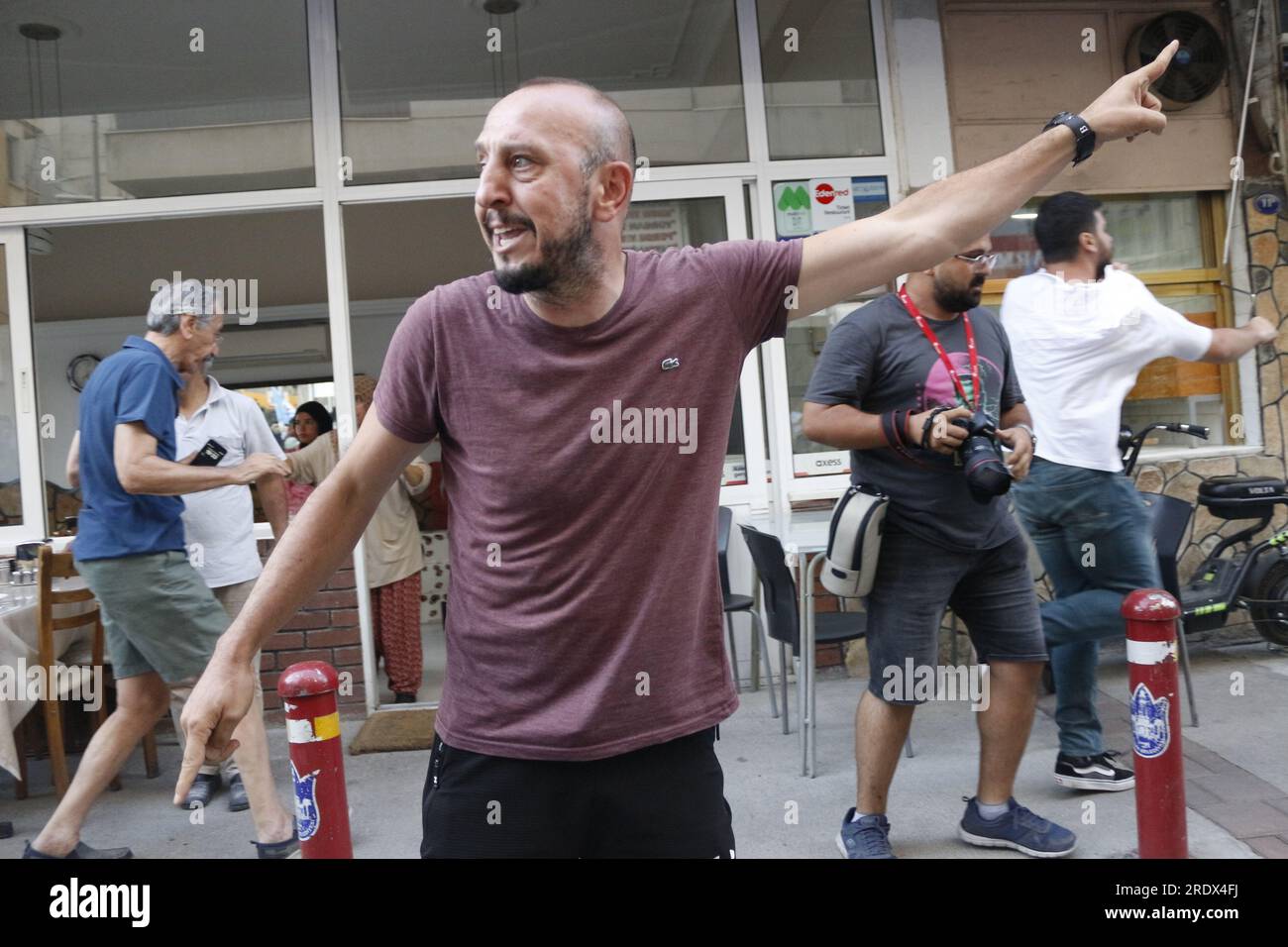 Un manifestante canta slogan durante la commemorazione. Le organizzazioni giovanili di Smirne hanno commemorato le 33 persone uccise nell'attentato suicida dell'ISIS a Suruj, 'anl'urfa il 20 luglio 2015. Dopo il comunicato stampa, la polizia non ha dato il permesso al gruppo che voleva andare in spiaggia. Quando i membri del gruppo si sono allineati fino a marzo, la polizia è intervenuta e ha arrestato 13 manifestanti. Foto Stock