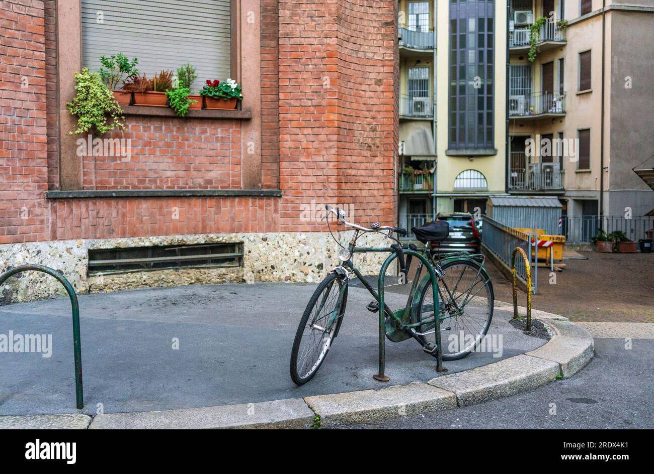 Bicicletta isolata in via Melegari, una strada del quartiere di porta Venezia, Milano centro, Italia Foto Stock