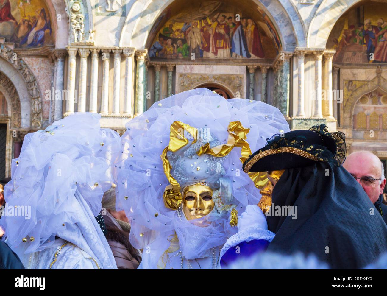 Folle di persone si sono riunite per guardare "il volo dell'Angelo" ha annunciato l'inizio del Carnevale di Venezia. L'evento attrae circa 3 milioni Foto Stock