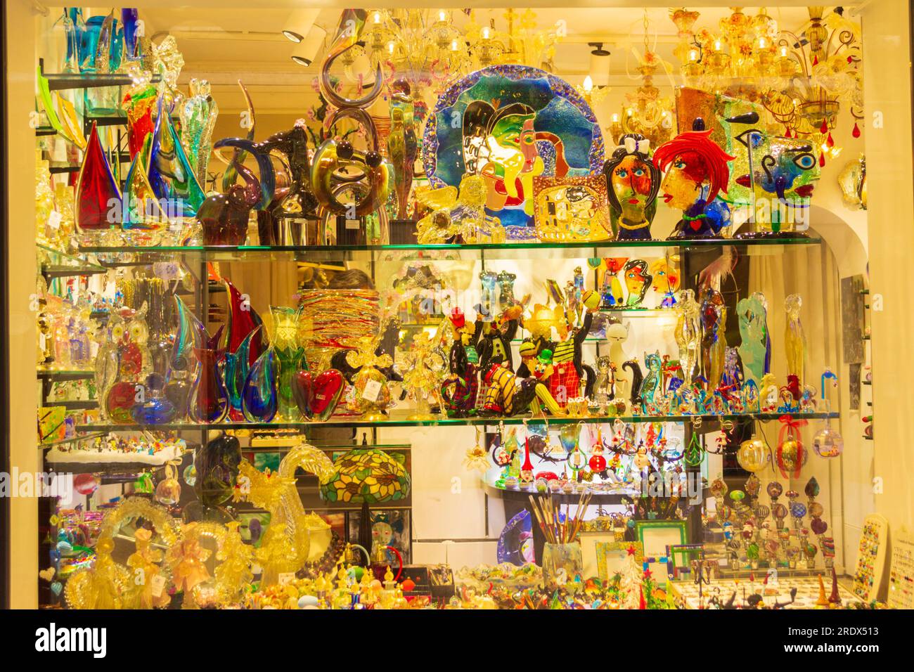 La vetrina del negozio con souvenir tradizionali e regali come il vetro di Murano. Oggi, Murano è sede di un gran numero di fabbriche di ogni genere Foto Stock