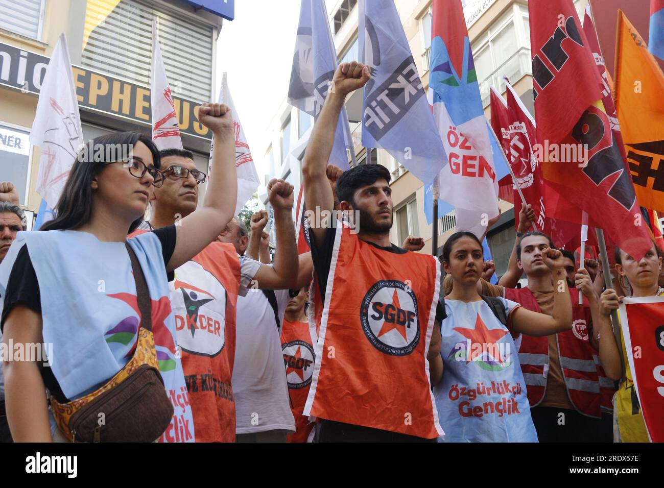 Izmir, Turchia. 20 luglio 2023. Gli attivisti fanno gesti durante la commemorazione. Le organizzazioni giovanili di Smirne hanno commemorato le 33 persone uccise nell'attentato suicida dell'ISIS a Suruj, 'anl'urfa il 20 luglio 2015. Dopo il comunicato stampa, la polizia non ha dato il permesso al gruppo che voleva andare in spiaggia. Quando i membri del gruppo si sono allineati fino a marzo, la polizia è intervenuta e ha arrestato 13 manifestanti. (Foto di Yusuf Belek/SOPA Images/Sipa USA) credito: SIPA USA/Alamy Live News Foto Stock