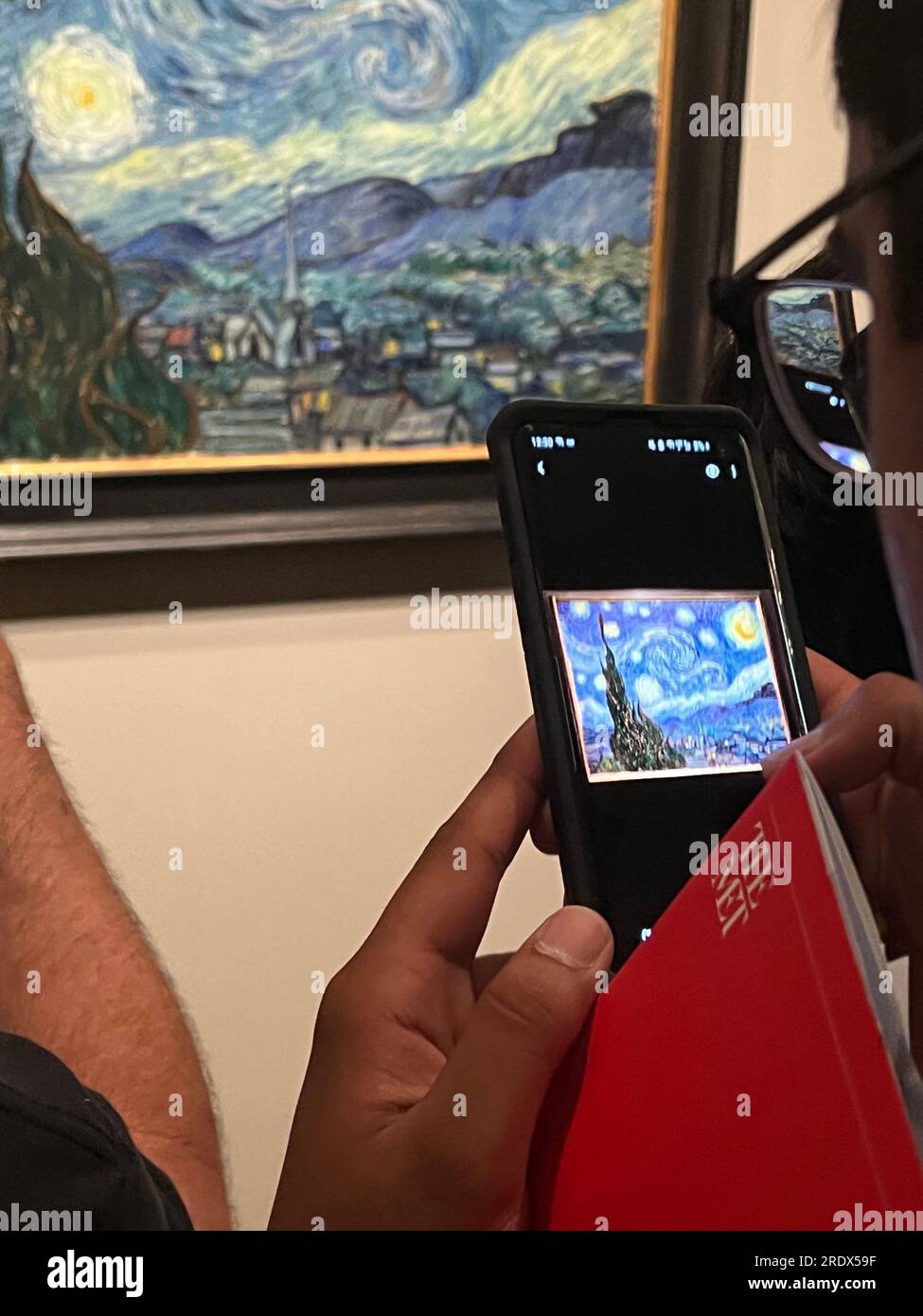 La mostra del Metropolitan Museum of Art, "i cipressi di Van Gogh", è la prima mostra dedicata agli alberi, tra i più famosi nella storia dell'arte. "Notte stellata", uno dei dipinti più riconoscibili al mondo. Foto Stock