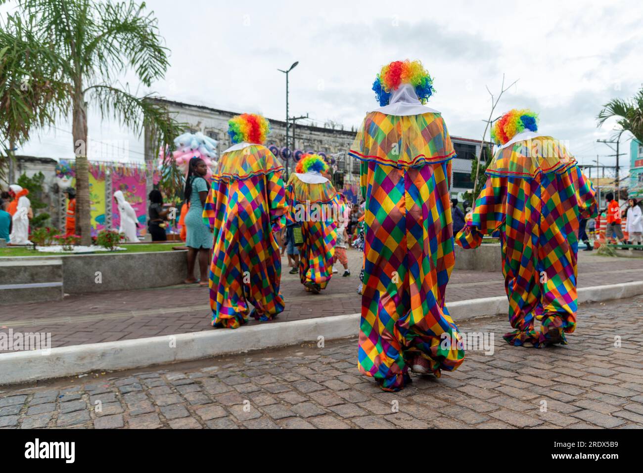 Maragogipe, Bahia, Brasile - 20 febbraio 2023: Gruppi di persone in costume sono visti camminare durante il carnevale nella città di Maragogipe, Bahia. Foto Stock