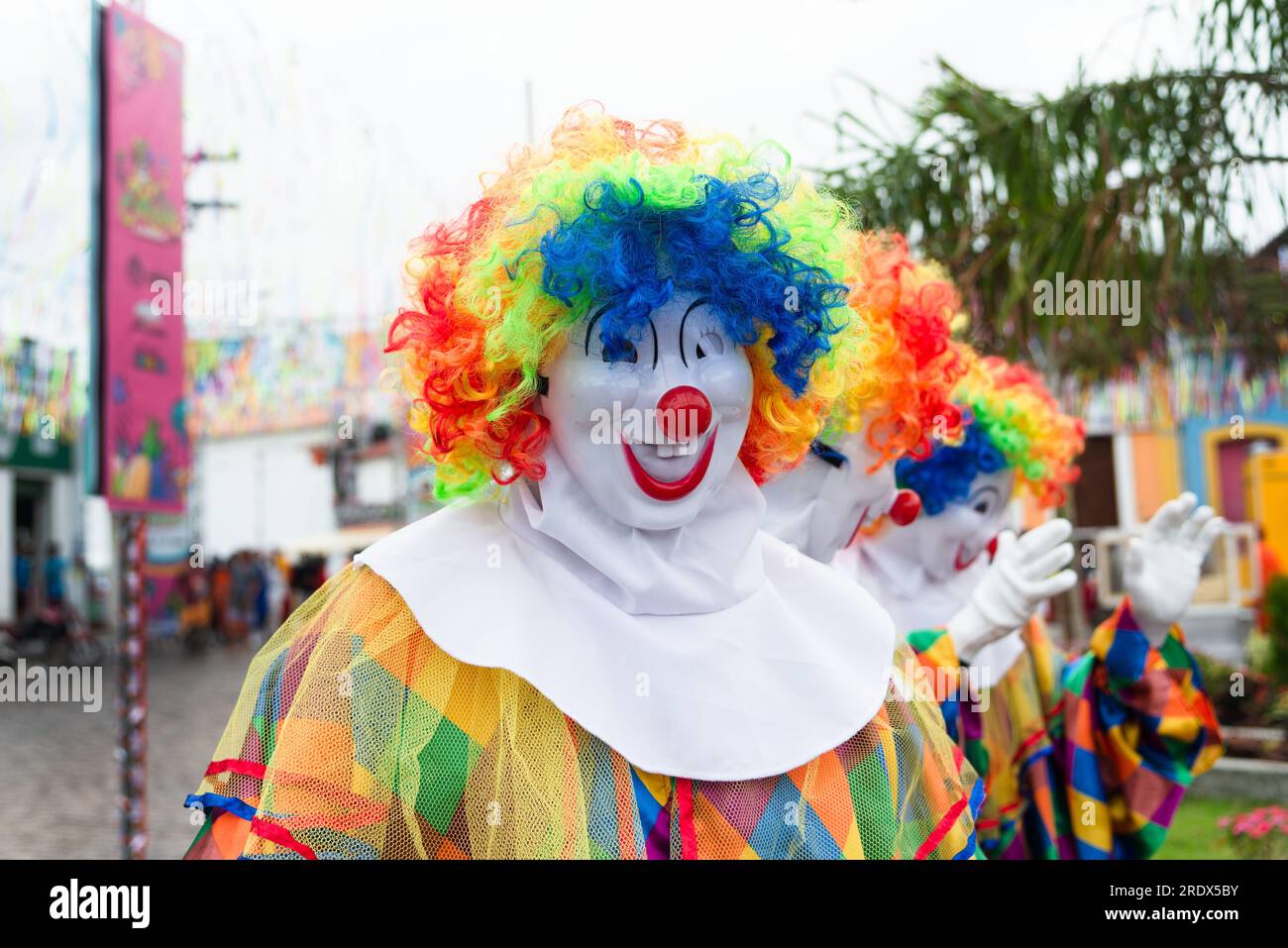 Maragogipe, Bahia, Brasile - 20 febbraio 2023: Gruppi di persone in costume sono visti camminare durante il carnevale nella città di Maragogipe, Bahia. Foto Stock