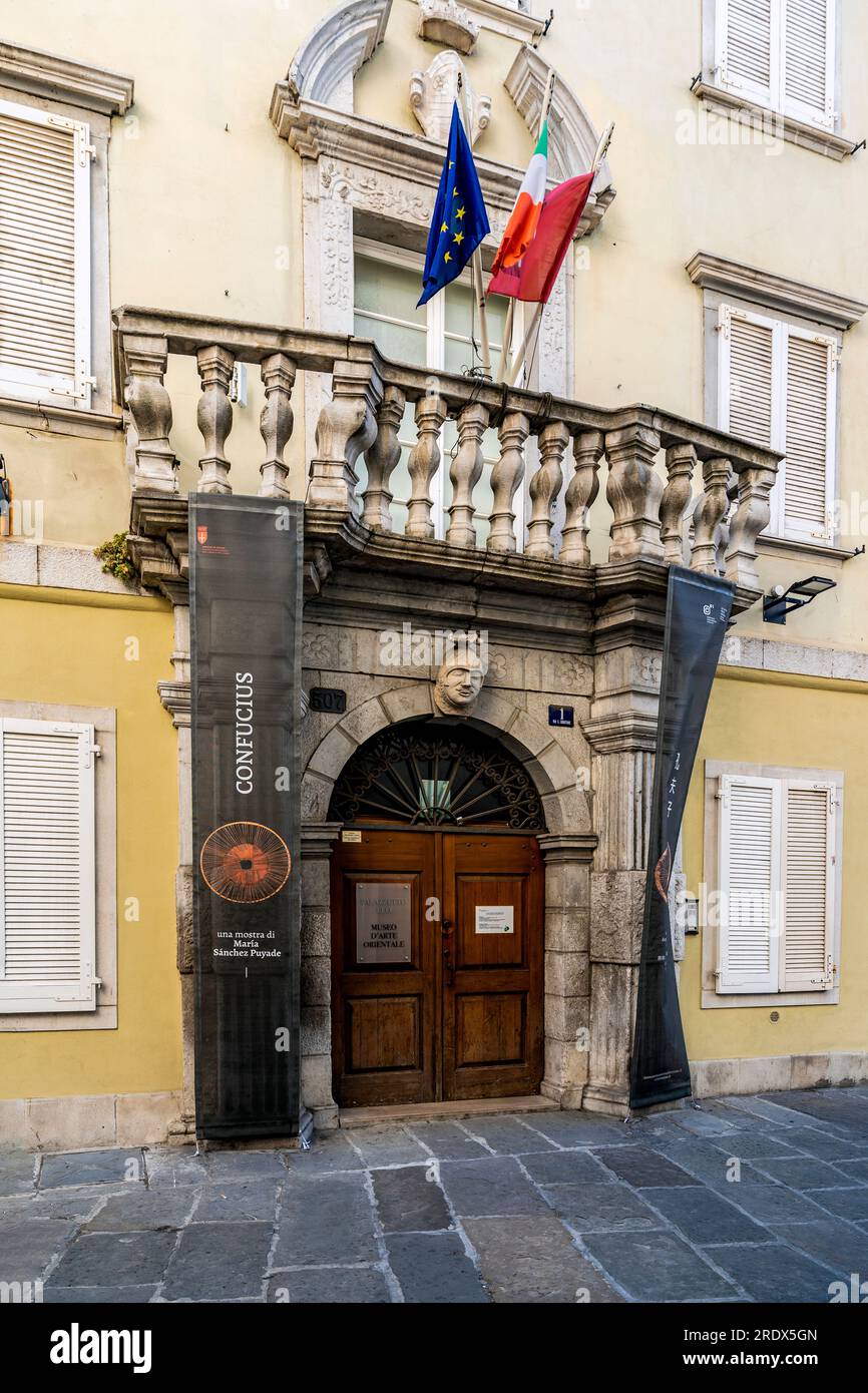 L'ingresso del Museo d'Arte dell'Estremo Oriente, ospitato nel Palazzetto dei Leo, con una collezione di opere d'arte giapponesi e cinesi, nel centro di Trieste, Foto Stock