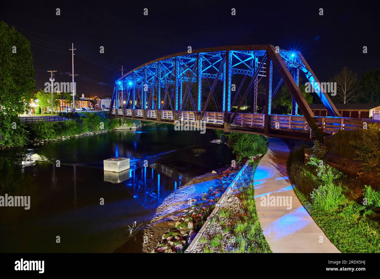Heart of Ohio Trail vicino al ponte blu luminoso del treno, ora ponte a piedi di notte con il fiume Foto Stock