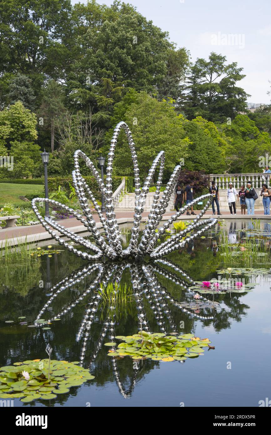 I fiori di ipnosi; dell'artista francese Jean-Michel Othoniel presenta una nuova serie di sei grandi sculture al Brooklyn Botanic Garden. Questo presso il laghetto delle ninfee della terrazza. Foto Stock