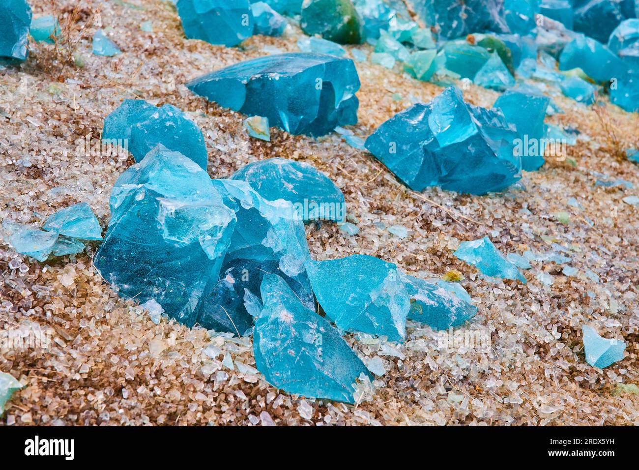 Mare di vetro rotto con splendidi frammenti blu turchese Foto Stock