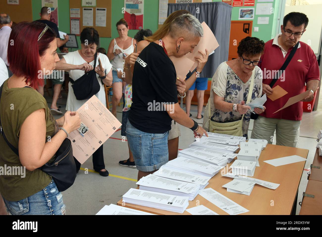 Le persone scelgono i loro voti per esprimere i loro voti durante le elezioni generali in Hospitalet. Le elezioni generali si sono tenute in cui più di 37,5 milioni di persone hanno eletto i loro rappresentanti politici del Congresso dei deputati e del Senato, a parte la persona che sarà presidente della Spagna. (Foto di Ramon Costa/SOPA Images/Sipa USA) credito: SIPA USA/Alamy Live News Foto Stock