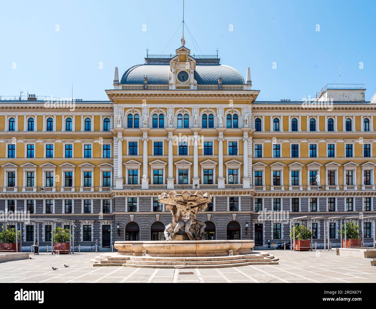 Palazzo delle Poste costruito nel XIX secolo, oggi sede del Museo postale e telegrafico di Mitteleurope, Trieste, Italia Foto Stock