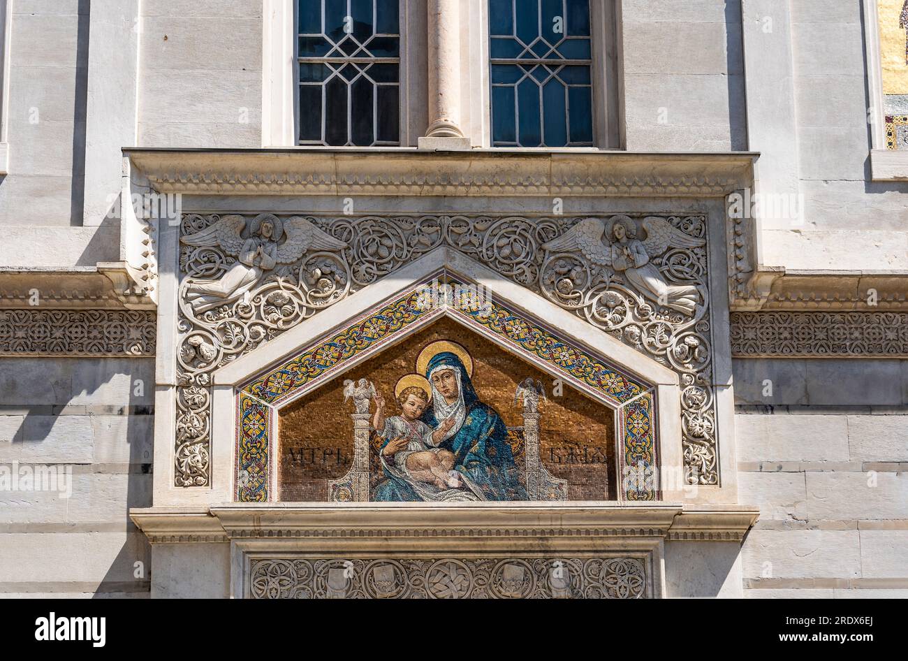 Lunetta a mosaico "Madonna con bambino" sulla facciata della chiesa serbo-ortodossa di San Spyridon, eretta nel XVIII secolo a Trieste, Italia Foto Stock