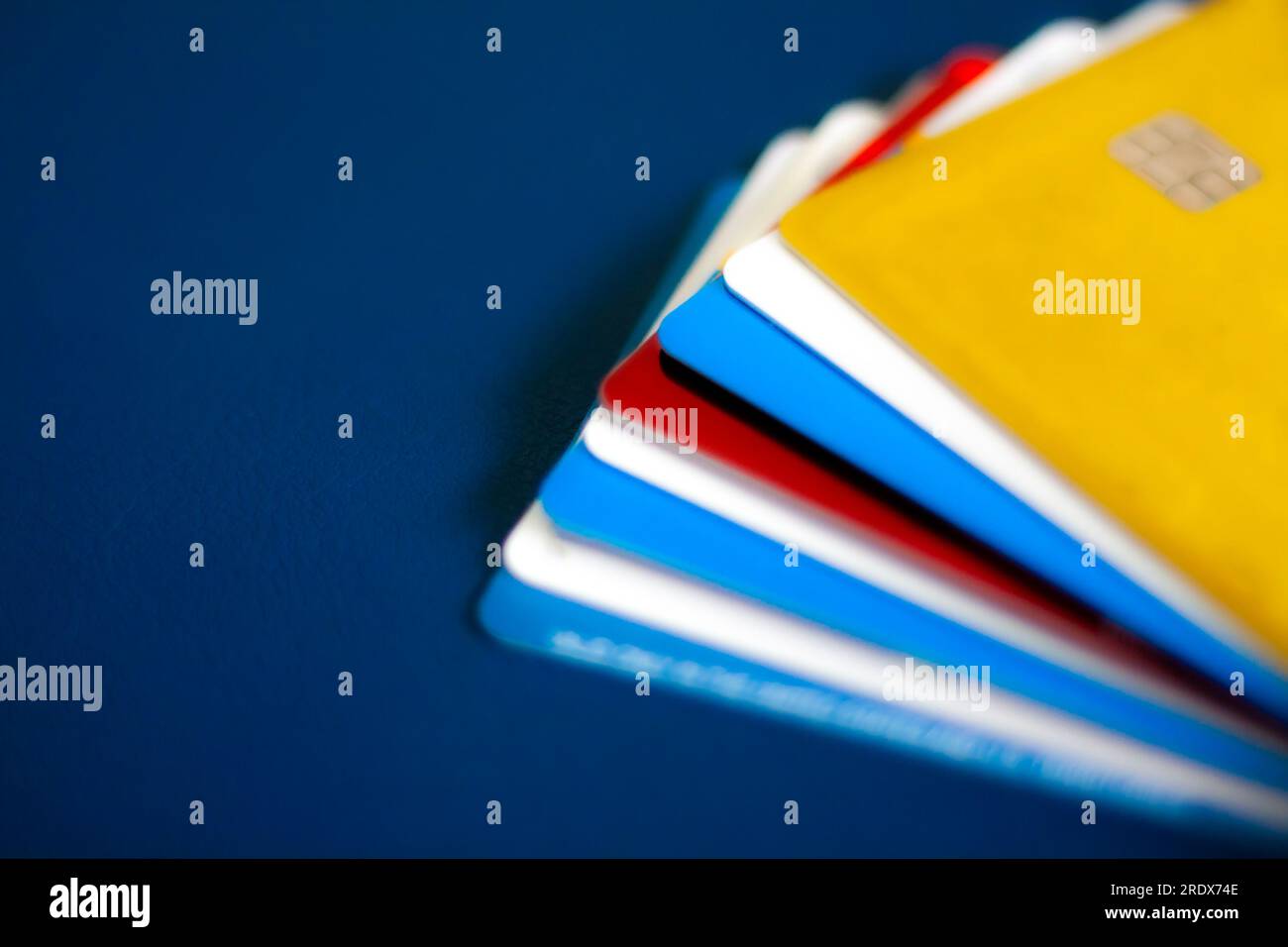 Carte di credito su sfondo blu Foto Stock
