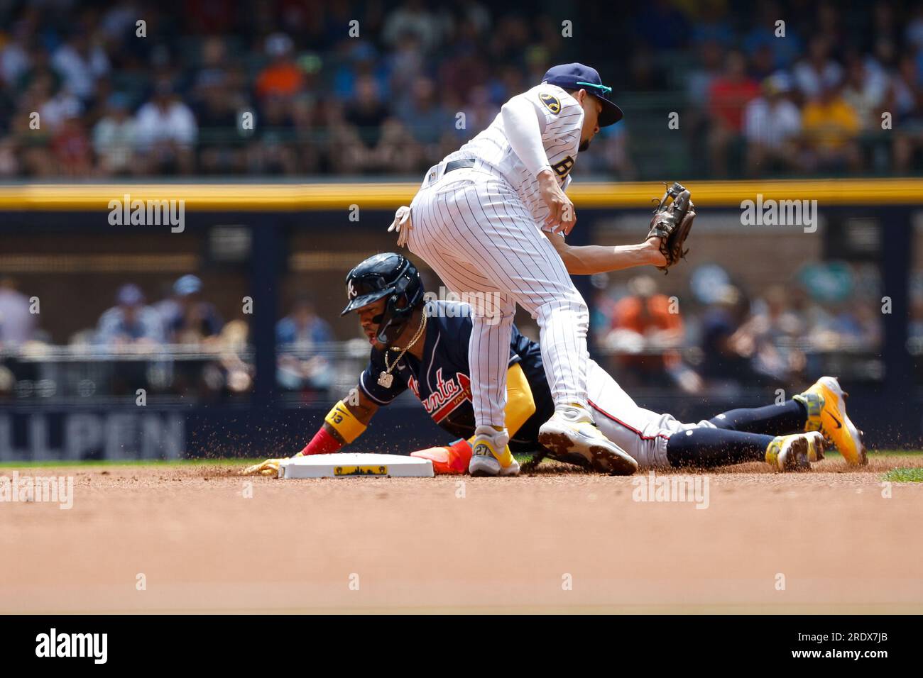 Milwaukee, Wisconsin, USA. 23 luglio 2023: l'atleta destro degli Atlanta Braves Ronald Acuna Jr. (13) si tuffa in sicurezza nella seconda base per una base rubata mentre l'interbase dei Milwaukee Brewers Willy Adames (27) prende il pallone durante la partita tra i Milwaukee Brewers e gli Atlanta Braves all'American Family Field di Milwaukee, WISCONSIN. Credito Darren Lee/CSM: Cal Sport Media/Alamy Live News Foto Stock