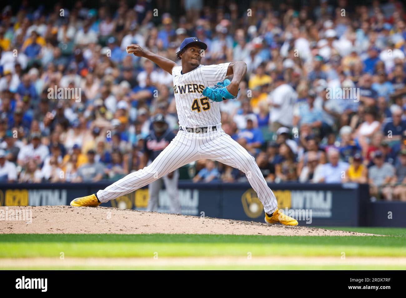 Milwaukee, Wisconsin, USA. Milwaukee, WISCONSIN, USA. 23 luglio 2023. Il lanciatore di rilievo dei Milwaukee Brewers Abner Uribe (45) lanciò durante la partita tra i Milwaukee Brewers e gli Atlanta Braves all'American Family Field di Milwaukee, WISCONSIN. Darren Lee/CSM (immagine di credito: © Darren Lee/Cal Sport Media). Credito: csm/Alamy Live News Credit: Cal Sport Media/Alamy Live News Foto Stock