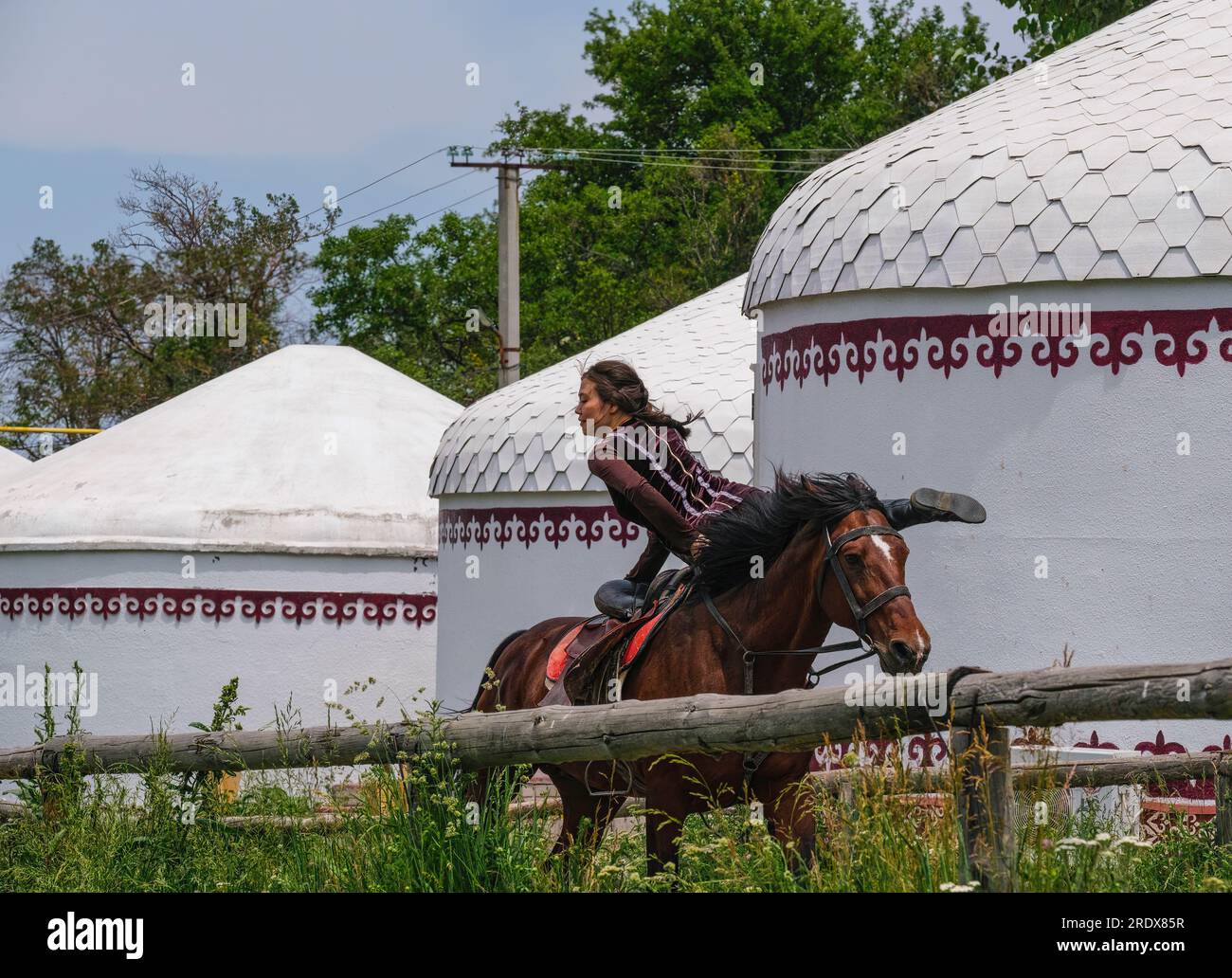 Kazakistan, Huns Ethno Village. Donna che dimostra la tradizionale abilità di equitazione nomade kazaka. Foto Stock