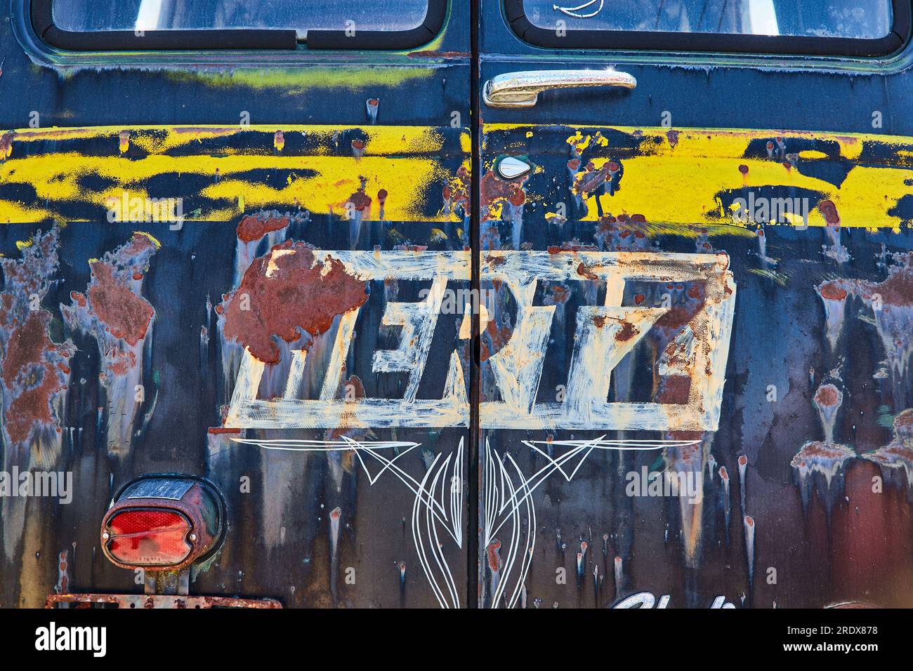 Portiera posteriore, luce di posizione posteriore, targa veicolo HERTZ,  vecchia auto, antiquariato, vernice arrugginita scheggiata Foto stock -  Alamy