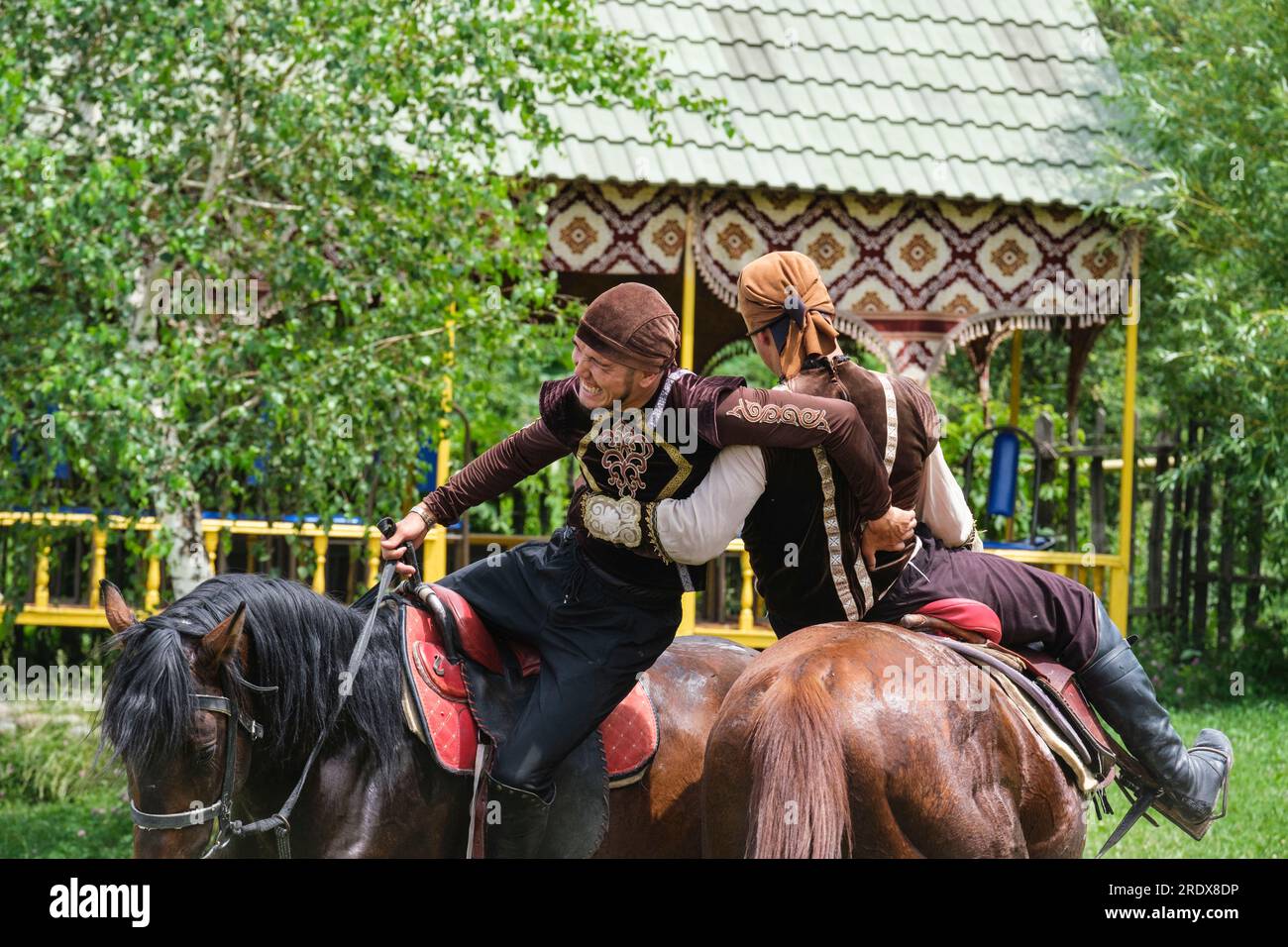 Kazakistan, Huns Ethno Village. Dimostrazione della tradizionale abilità kazaka di wrestling nomade su Horseback. Foto Stock