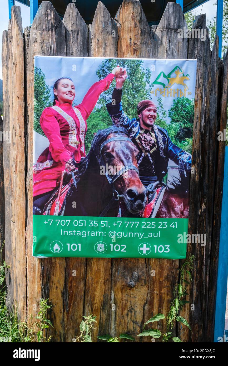 Kazakistan, accedi al villaggio di Huns Ethno. Cavaliere in costume nomade all'ingresso dell'Ethno-Village. Foto Stock