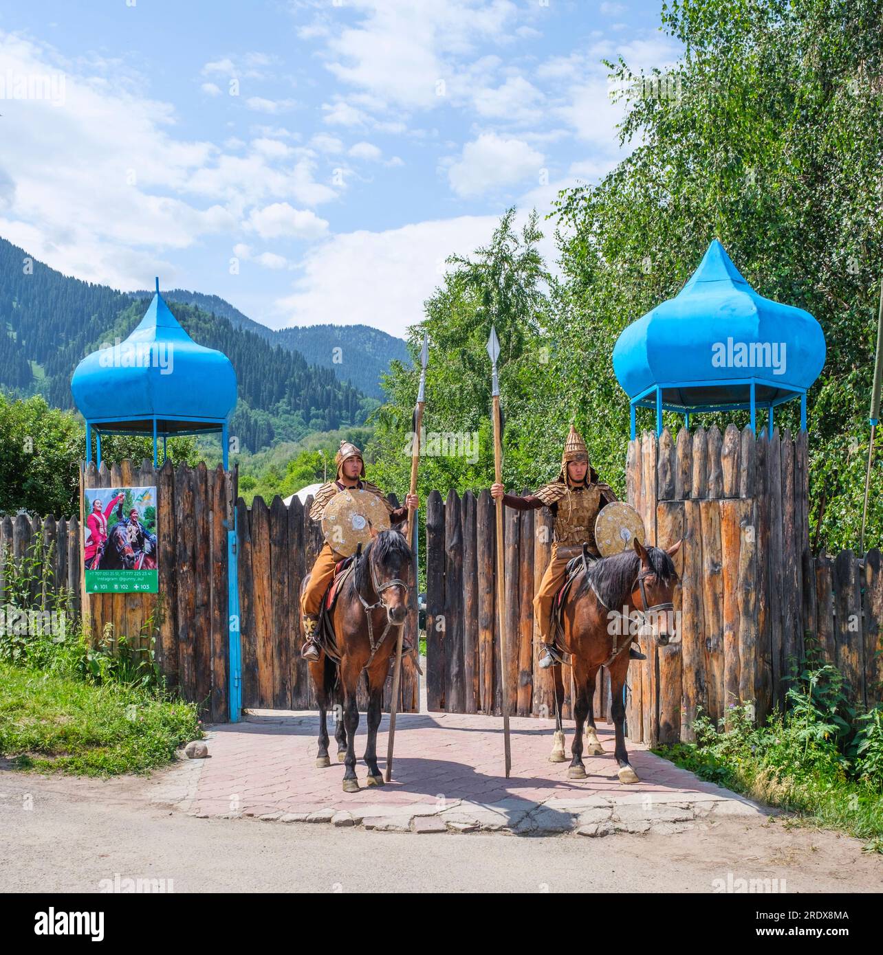 Kazakistan, Huns Ethno Village. Cavaliere in costume nomade all'ingresso dell'Ethno-Village. Foto Stock
