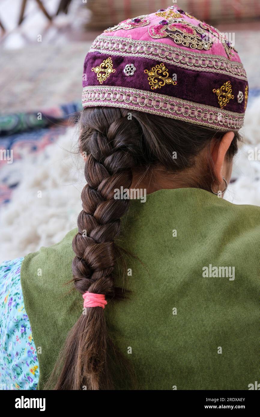 Kazakistan, Huns Ethno Village. Giovane donna kazaka che indossa un cappello tradizionale. Foto Stock